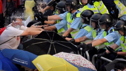 Polisen har använt såväl pepparsprej som tårgas mot demonstranerna i Hongkong. Foto: TT/Vincent Yu